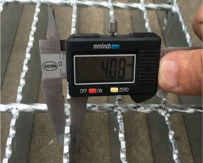 Antibeleg-heißes eingetaucht galvanisiert zackte Stabstahlgitter 8x8mm 1